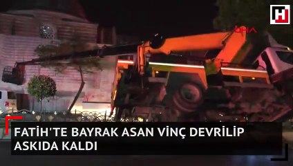 Fatih'te bayrak asan vinç devrilip askıda kaldı
