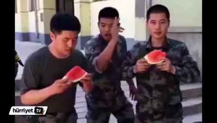 Dünyanın en hızlı karpuz yiyen askeri