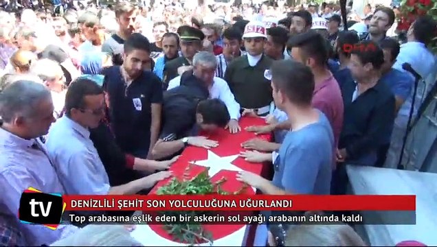 Şehit cenazesinde askerlerden birinin ayağı top arabasının altında kaldı