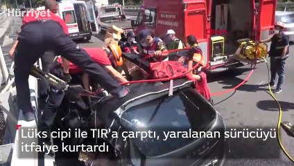 Lüks cipi ile TIR'a çarptı, yaralanan sürücüyü itfaiye kurtardı