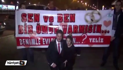 Pankartla evlenme teklif etti