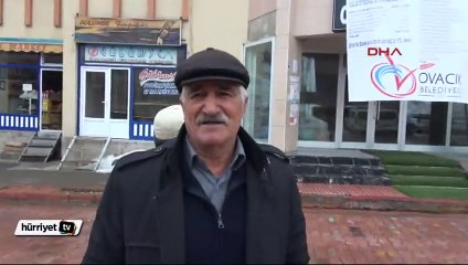 Ovacık Belediyesi gelir gider tablosunun afişini astı