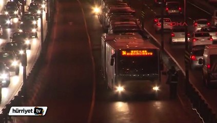 Metrobüs arıza yapınca uzun kuyruk oluştu