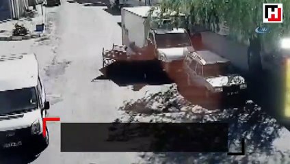 Virajı alamayan at arabası park halindeki kamyonete çarptı