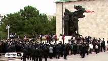 Deniz Baykal,  Atatürk Anıtı'na çelenk bıraktı