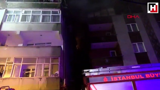Ataşehir'de 4 katlı binanın çatısı alev alev yandı