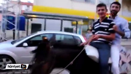 Motosikletlerine kesilen cezayı at binerek protesto ettiler