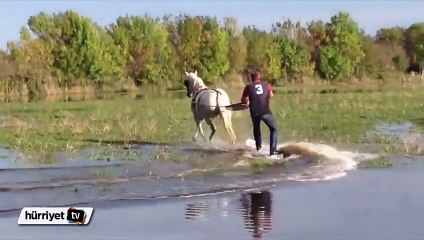 Atla sörf yapan adam