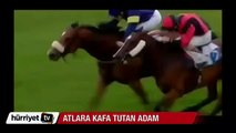 Atlara kafa tutan adam