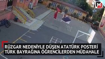 Rüzgardan dolayı yere düşen Atatürk posteri ve Türk bayrağını ilkokul öğrencileri böyle kaldırdı