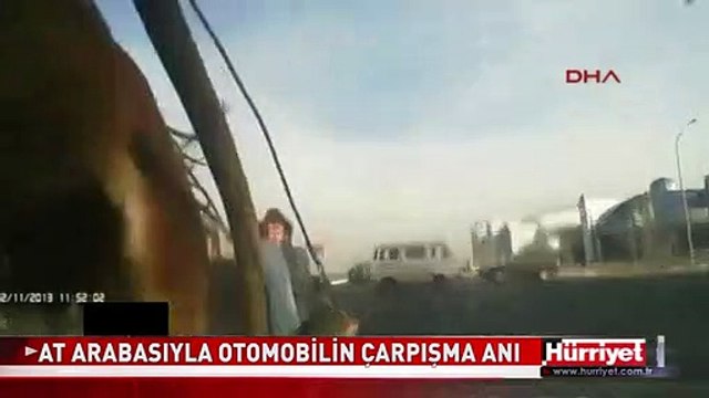 AT ARABASIYLA OTOMOBİLİN ÇARPIŞMA ANI KAMERADA