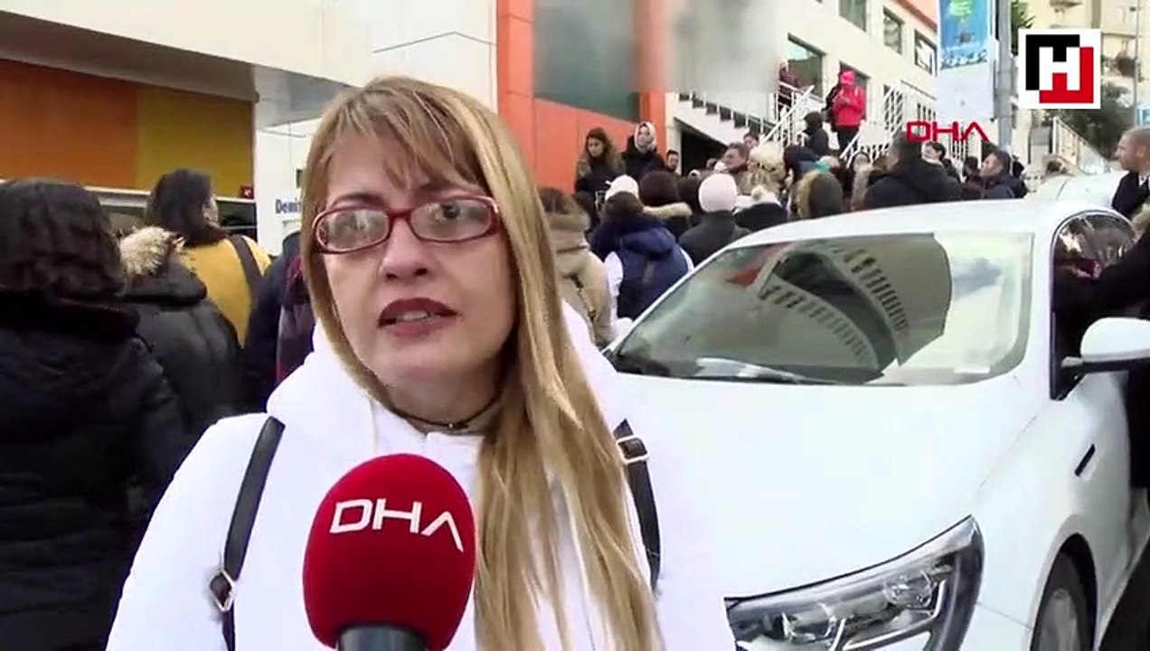 Kolej önünde velilerden protesto eylemi