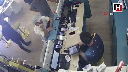 Telefon bayiini basıp çalışanı silahla vuran şahıslar kamerada