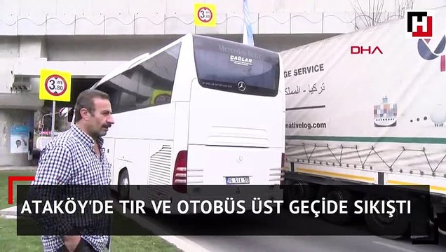 Ataköy'de TIR ve otobüs üst geçide sıkıştı