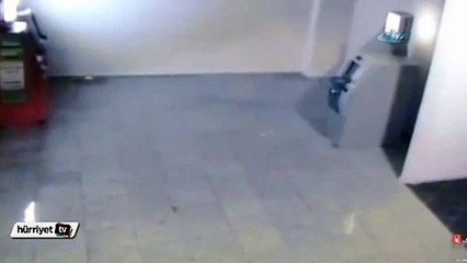 Hırsız ATM'Yi bombayla patlattı
