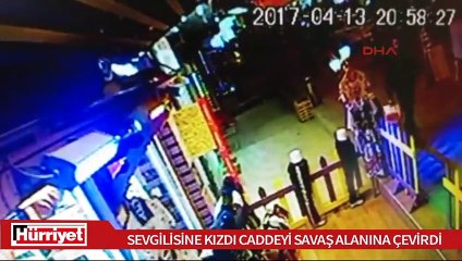 Sevgilisine kızıp caddede önüne geleni vurdu
