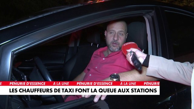 Les chauffeurs de taxi font la queue aux stations