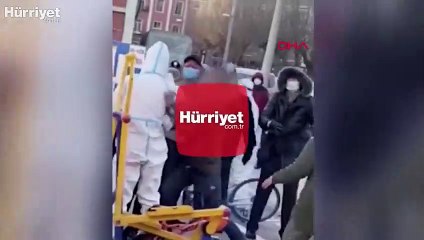 Çin'de ateş ölçen polise saldıran baba ve oğula 10 ay hapis