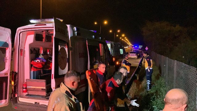 TEM Otoyolu'nda kontrolden çıkan minibüs ağaçlık alana uçtu: 2 yaralı