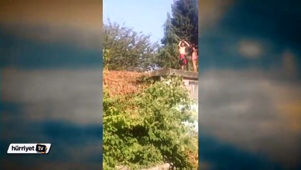 Genç kızdan arkadaşına soğuk şaka