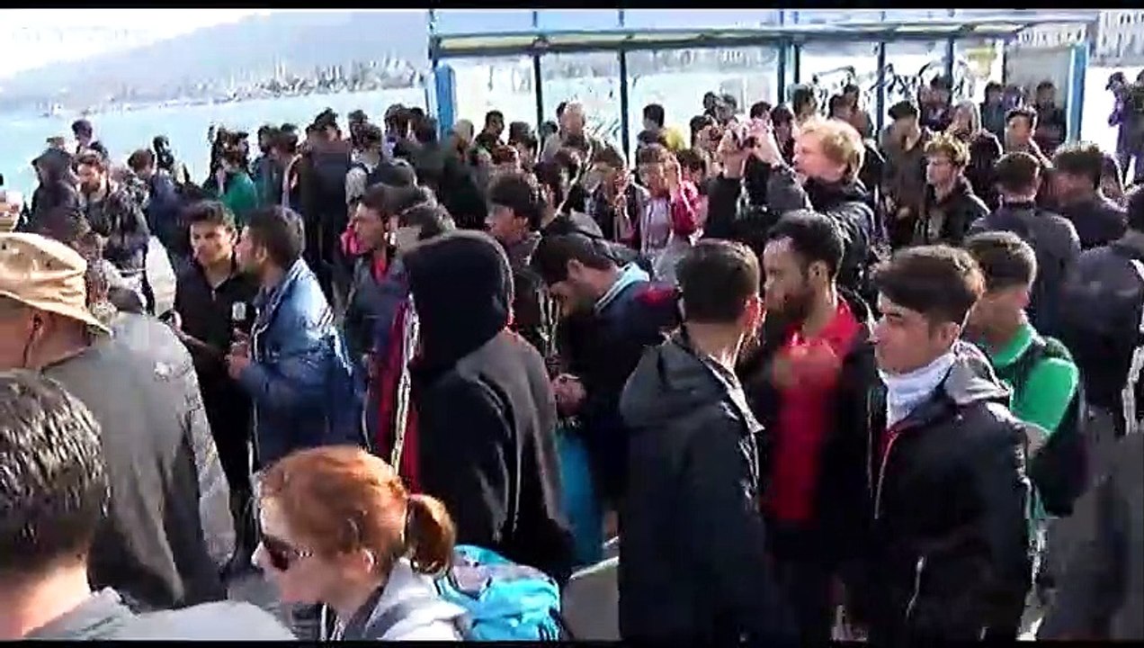 Göçmenler, Atina'ya gemi kalkacağı iddiasını duyunca iskeleye toplandı