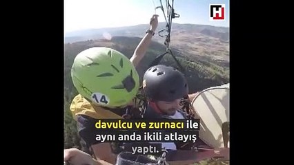 Paraşütçülerden davullu zurnalı uçuş