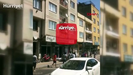 Balkondan atlayan kadın, çevredekilerin kaldırıma koyduğu yatağa düştü