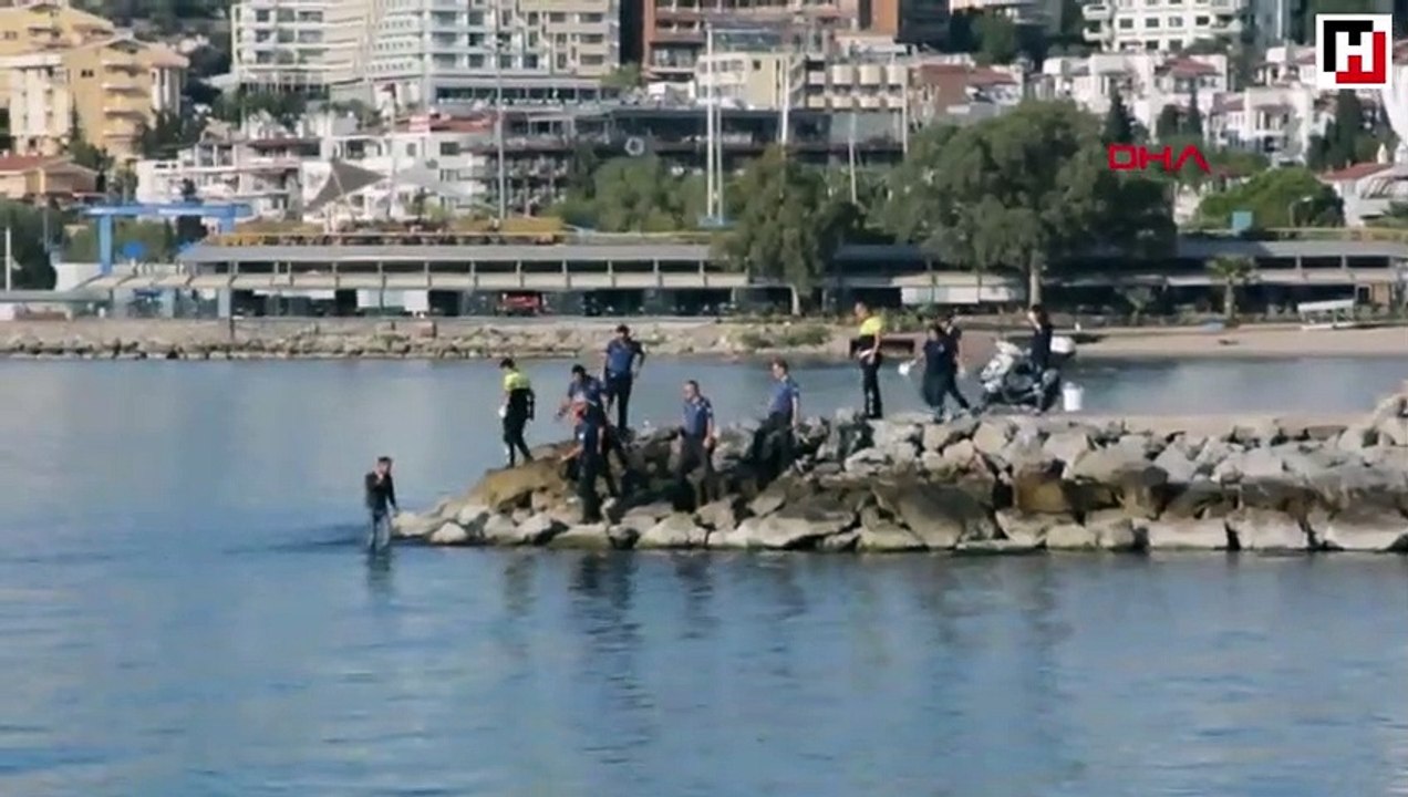 Cam parçası ile kendine zarar veren genci denize atlayan polisler etkisiz hale getirdi