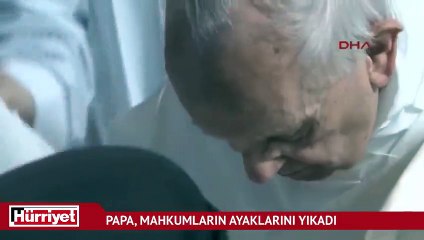 Papa, mahkumların ayaklarını yıkadı