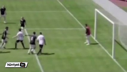 Burcu Esmersoy golünü attı, mesajı çaktı