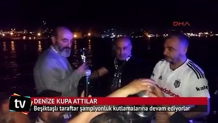 Beşiktaşlı taraftarlar denize kupa attılar
