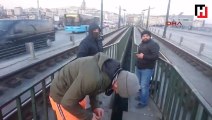 Galata Köprüsü'nde tramvay rayları arasında balık avladılar