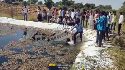 तेज रफ्तार के कारण अनियंत्रित हुई पिकअप डिग्गी में गिरी, देखें video