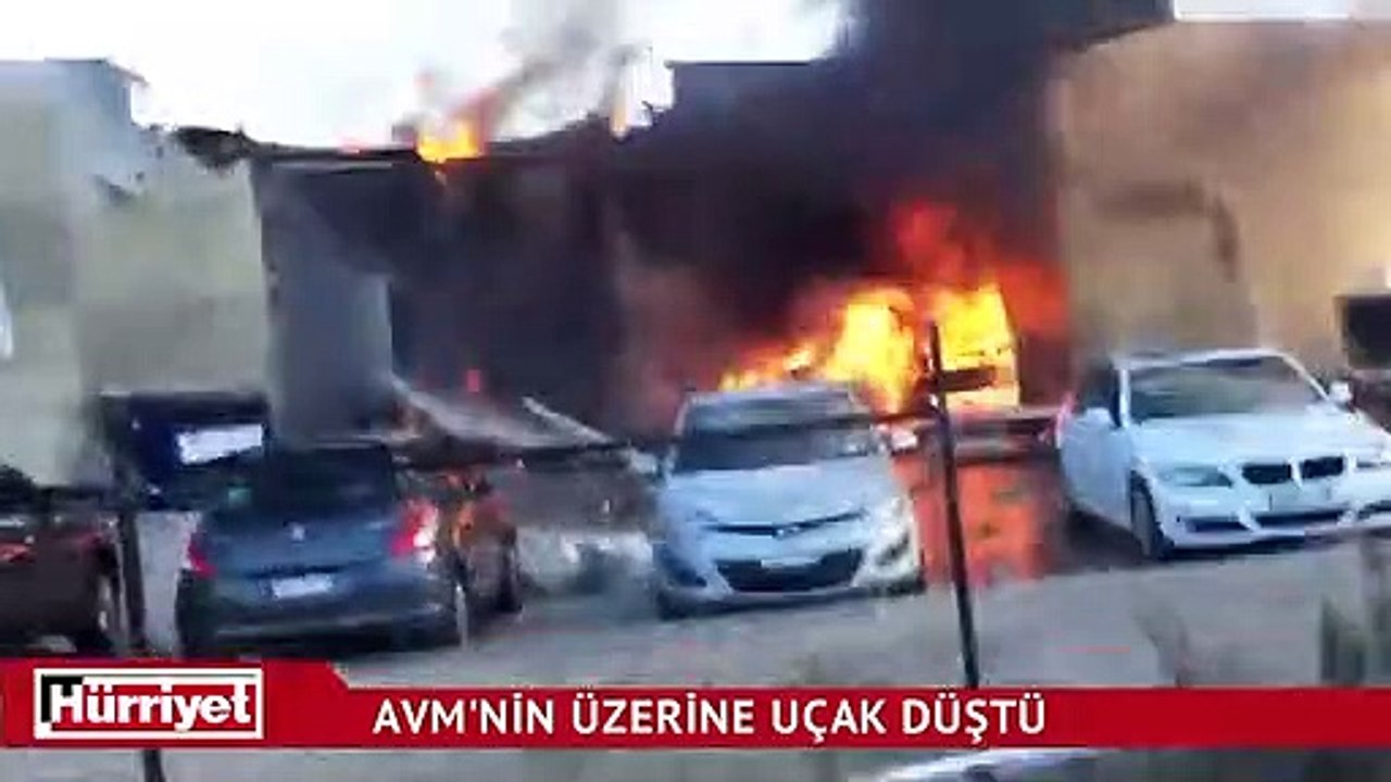 AVM'nin üzerine uçak düştü