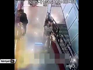 Merdivenden düşen çocuğu havada yakaladı