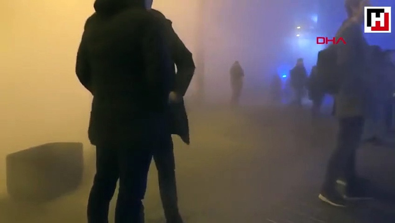 Kiev'de sıcak su borusu patladı, AVM'yi su bastı