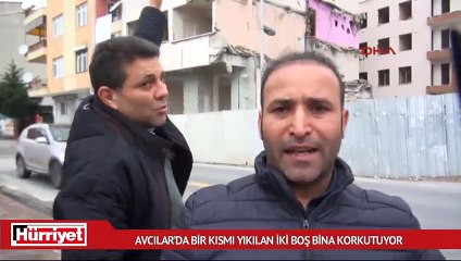 Avcılar’da bir kısmı yıkılan iki boş bina korkutuyor