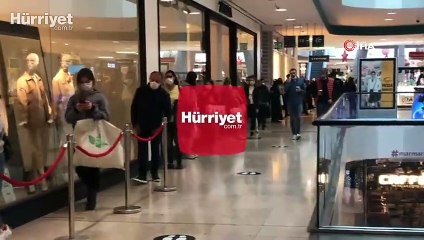 Koronavirüs hiçe sayıldı, indirim için metrelerce kuyruk oluştu