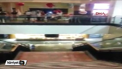 Yağmur yağdı, AVM'nin tavanı çöktü