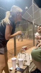 Bébé ne sait pas comment High Five Woman With Missing Hand - Buzz Buddy