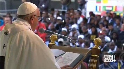 Papa mültecilerin ayaklarını yıkadı