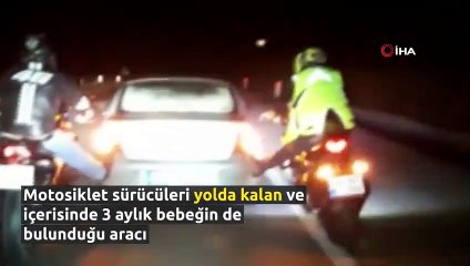 Yolda kalan aracı, 30 kilometre ayaklarıyla ittiler