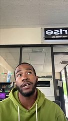 L'agent de location de voitures s'occupe professionnellement des clients difficiles - Buzz Buddy