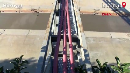 Ayamama deresi üzerindeki demirden  emekleyerek karşıya geçtiler