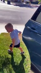 Le garçon ne voit pas le squelette géant jusqu'à ce qu'il soit trop tard - Buzz Buddy