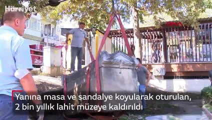 Yanına masa ve sandalye koyularak oturulan 2 bin yıllık lahit müzeye kaldırıldı