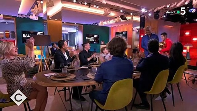 Extrait de l'émission de C à vous durant lequel Anne-Elisabeth Lemoine fait une demande très gênante à son invité Jamel Debbouze