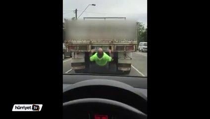 Trafikte canı sıkılınca barfiks çekti