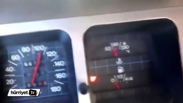 180 km hızla giderken ayaklarını camdan çıkarttı
