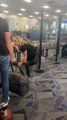 Une fille se bat avec de nouvelles bottes de cow-boy à la TSA - Buzz Buddy